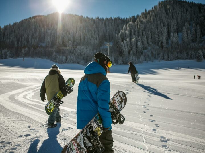 Jak wybrać idealną deskę snowboardową – przewodnik dla każdego snowboardzisty