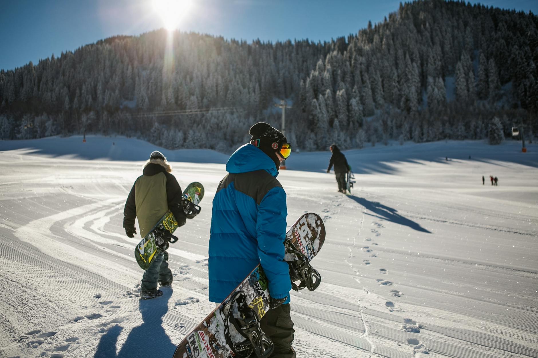 Jak wybrać idealną deskę snowboardową – przewodnik dla każdego snowboardzisty