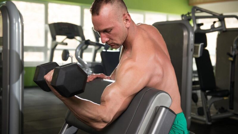 Najlepsze ćwiczenia na biceps dla imponujących wyników